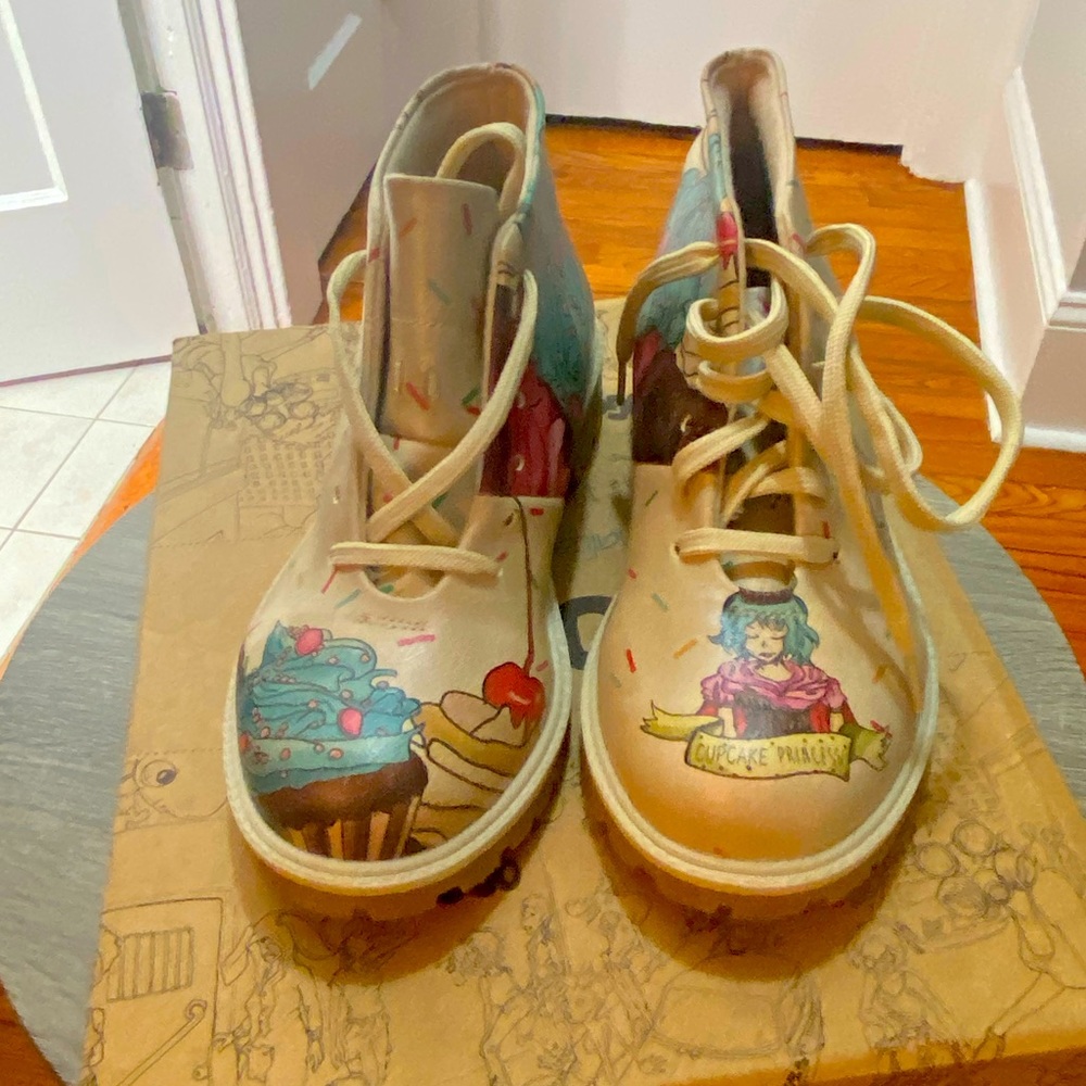 DOGO women’s walking boots.🧁Size 36